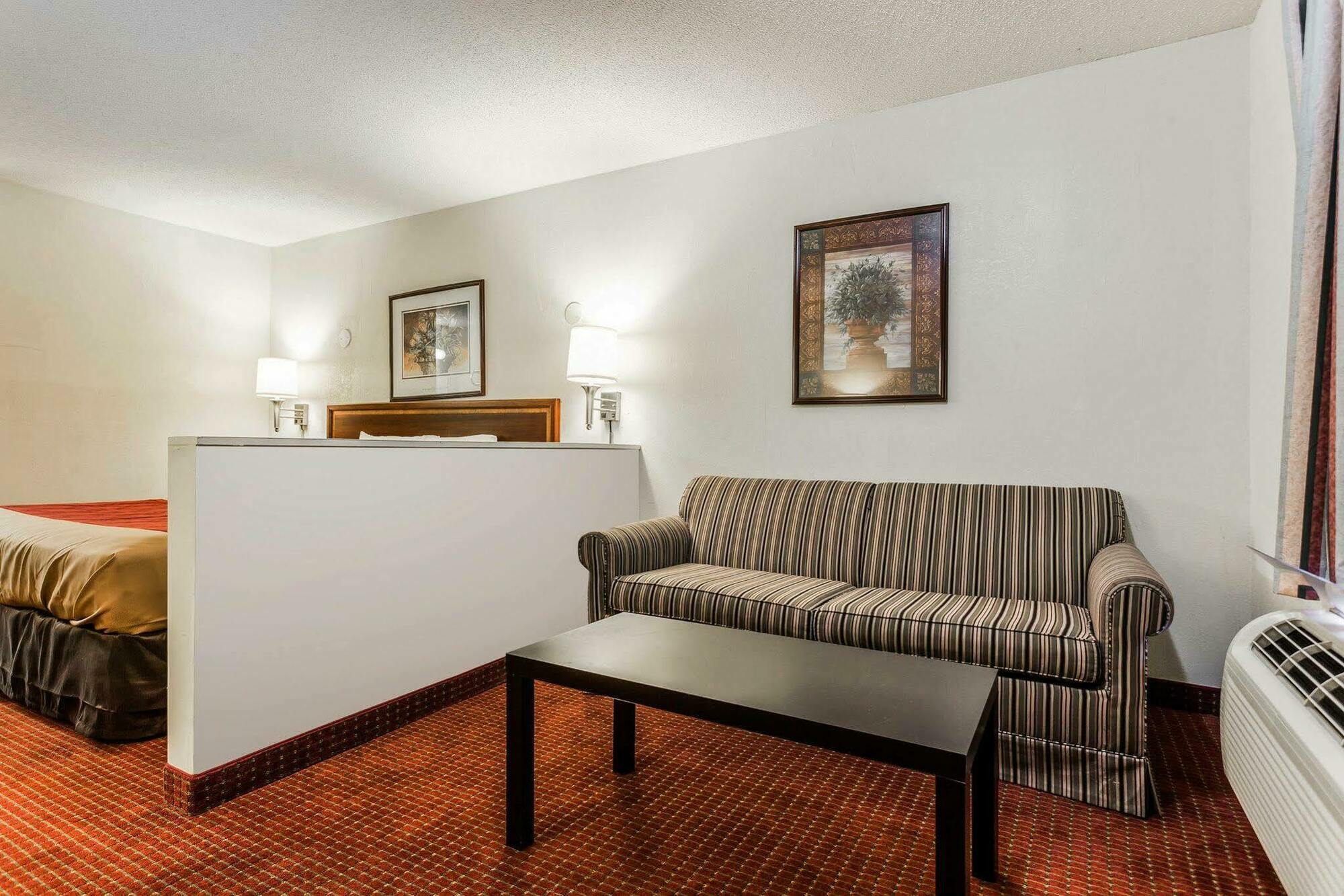 Econo Lodge Inn & Suites Matthews - Charlotte Экстерьер фото